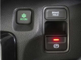 電子制御パーキングブレーキ搭載で指一本で簡単に操作することができます。さらに停車中に、ブレーキペダルを踏み続けなくても、自動的にブレーキを保持する機能である、オートマチックブレーキホールド付きです。