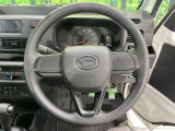 インテリアに合わせたデザインのステアリングは、運転される方のことも考え、運転しやすい形状、大きさです。是非一度、実際に触ってお確かめください。