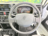 インテリアに合わせたデザインのステアリングは、運転される方のことも考え、運転しやすい形状、大きさです。是非一度、実際に触ってお確かめください。