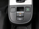 【電子パーキングブレーキ】電子制御のパーキングブレーキと、信号待ちや渋滞に便利なオートブレーキホールドを装備しております。ブレーキペダルから足を離しても自動的に停車状態を保持してくれる便利な機能です