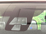 【エマージェンシーブレーキ】走行中に前方の車両等を認識し、衝突しそうな時は警報とブレーキで衝突回避と被害軽減をアシスト。より安全にドライブをお楽しみいただけます。