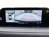 パノラミックビューモニター付きです。車両を上から見たような映像をディスプレイオーディオ画面に表示。運転席からの目視だけでは見にくい、車両周辺の状況をリアルタイムでしっかり確認できます。