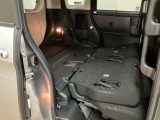 リヤシートの背もたれを左右倒すと、トランクスペースが開放的に広がり荷物もたっぷり収納可能です。