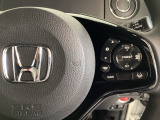 ハンドルにHondaセンシング系のクルーズコントロールやレーンキープアシストなどのスイッチが装備されています。ハンドルから手を離さず安全に操作できます。