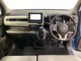 車内は光触媒抗菌消臭施工済です。インパネ周りはスタイリッシュなデザインで機能や装備も充実しています。グローブボックスやカップホルダーのほかにトレーなどたくさんの収納スペースが付いています。