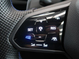 ◆クルーズコントロールにレーダーセンサーを組み合わせ、先行車を測定し設定されたスピードを上限に自動で加減速を行います。一定の車間距離を維持することで、長距離走行でのドライバーの疲労を低減させます。