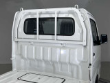 【細かい細部まで洗浄済】エンブレムやヒンジ部分まで細部にわたって洗浄しております。