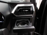 運転席のカップホルダーはエアコンの吹き出し口にありますので冷やしたり温めたりすることが出来ます☆