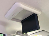 【フリップダウンモニター】大画面モニターで後席でもエンタメをお楽しみいただけます。小さなお子様にも大人気の装備です♪