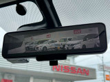 インテリジェントルームミラー☆後席に乗っている人や、大きな荷物を載せていると見にくくなりがちな後方視界。。こちらは車両後方のカメラ映像をミラーに映すので、天候にも影響されないクリアな後方視界を実現☆