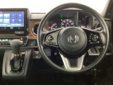 【ハンドル】運転にかかわる様々な操作を安全に行えるように視点移動が少なく操作性に配慮されたスイッチ類が凝縮されたコックピットです。