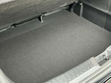 トランク下側にも少し荷物を収納することができます。