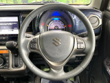 インテリアに合わせたデザインのステアリングは、運転される方のことも考え、運転しやすい形状、大きさです。是非一度、実際に触ってお確かめください。