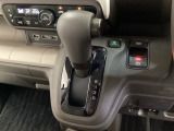 CVT車のセレクトレバーです。低速から高速まで、変速ショックのないスムーズな走りと、エンジン効率のよい領域を維持して燃費にも貢献します。