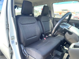 運転席まわりには十分なスペースがあり、大柄な方でもゆったり運転していただける環境です。