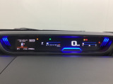 デジタル表示のスピードメーターとタコメーターを大きく配した見やすいメーター部になっています。左側のインフォメーション画面でオドメーターや燃費などの情報を確認できます。