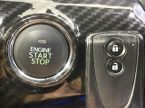 【キーフリーシステム】カバンやポケットに入れたままでもドアの施錠・解錠が可能なスマートキーを装備。エンジンのオン・オフ時もカギを取り出す必要が無いからとっても便利です♪