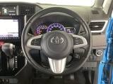 【ハンドル】運転にかかわる様々な操作を安全に行えるように視点移動が少なく操作性に配慮されたスイッチ類が凝縮されたコックピットです。