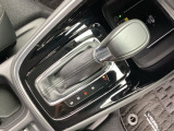 自然に手が届く距離に配置されたシフトレバー。