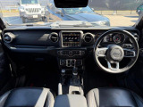 落ち着きのある車内空間になります。