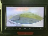 【バックカメラ】運転が苦手な方も車庫入れラクラクです!ギアをリバースに入れれば自動的に切り換わりますので、面倒な操作は不要です♪狭い駐車場もお車を傷つけず安心ですね!