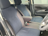 快適に運転できるドライブポジション!運転席シートリフターとシートスライドで、無理のない運転姿勢がとれます。