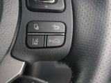 レーダークルーズコントロール(全車速追従機能付)が装備されています。高速道路で定速走行だけでなく、0km/hから約100km/hの広い範囲で先行車との車間距離を適切に保ちながら追従走行ができます。