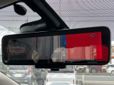 後方確認がしにくい時に便利なスマートルームミラー付き。後方にあるカメラからの映像がミラーに映されます。