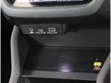 AUX端子、USBtypeA、USBtypeC、ワイヤレス充電が装備されています。