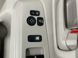 狭い駐車場で便利な電動格納ドアミラーが付いています。