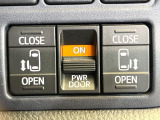 【両側パワースライドドア】スマートキーや運転席のスイッチで後席両側スライドドアの開閉が可能♪電動だから力を入れてドアを開ける必要が無く、小さなお子様でも簡単に開け閉めでき快適です♪