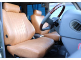 運転席からの視界はアイポイントが高くとても運転がし易いです。