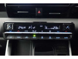 ★運転席と助手席でそれぞれお好みに合わせて温度設定が行えるフルオートエアコンです。外気温や室温、日射量を感知し、吹き出し温度、風量を緻密に制御します