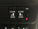 【両側パワースライドドア】両側がパワースライドドアになっており、運転席のスイッチやスマートキーでも開閉が可能です!開口部も広いので乗り降りも楽々♪