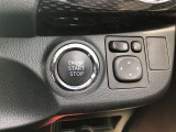 エンジンスタートスイッチです。キーが車内にあれば、エンジンの始動や停止はスイッチを押すだけ!キーを取り出す手間を省き、ワンプッシュで操作できるので簡単でスムーズです。