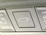 【パワーバックドア】スマートキーや運転席のボタンを押すだけでリアゲートが自動で開閉します!荷物を持っている時や、高い位置にあるバックドアを閉める際に便利な機能です♪