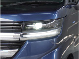 【LEDヘッドライト】悪天候や夜間走行時も良好な視界を確保し安心して運転できる高輝度LEDヘッドライトを装備。明るい上に点灯速度が早く消費電力も抑えられています。