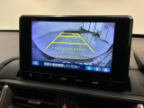 リバースギアに入れるだけで後方の表示へ切り替わります。夜間や雨の日の駐車も楽になりますよ。