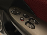 ハンドルの右側に電動格納付きパワーミラーの操作スイッチがついています。左右のサイドミラーの角度調節も微調整ができて便利です。パワーウインドウは運転席で上下の操作ができるようになっています。