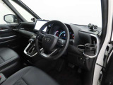 シンプルで使いやすいデザインの運転席です。