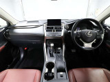 上質で落ち着いた印象のインパネ。視界も広々で運転しやすいです。