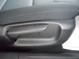 運転席にはドライバーの体型や好みに応じて前後方向だけでなく、高さの調整ができるシートリフターを装備!