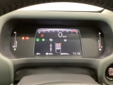 【ハンドル】運転にかかわる様々な操作を安全に行えるように視点移動が少なく操作性に配慮されたスイッチ類が凝縮されたコックピットです。