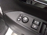 ワンタッチでドアミラーの格納が可能です!狭い車庫や立体駐車場などにオススメ!