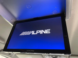 【ALPANE製後席モニター】家族や友人とお出かけする機会が多い方に大人気の後席モニターを装備!見やすい位置に画面がありテレビやDVDの視聴も快適!友達もお子様も、後席にしか乗らなくなるかも??