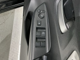 狭い駐車場で便利な電動格納ドアミラーが付いています。