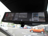乗員、ヘッドレスト、積載物などでさえぎられがちなルームミラーの後方視界をクリアに保ちます。車室内の状況に関わらず、車両後方にあるカメラの画像をルームミラーに映し出します。