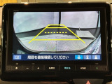 リバースギアに入れるだけで後方の表示へ切り替わります。夜間や雨の日の駐車も楽になりますよ。