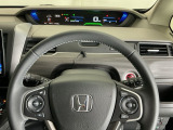 ステアリング右手側に安全運転支援機能のホンダセンシングをコントロールするスイッチ、左手側にオーディオ関連のコントロールスイッチを配置、視線を逸らすことなく運転に集中できます
