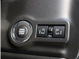 『1台』のお車に対して、3名体制で日々議論を重ね仕入れを行っております。